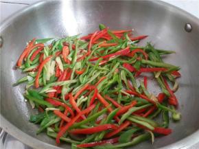 炒至发软2分钟左右。