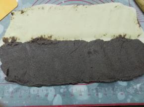 自制红豆沙馅放入保鲜袋擀成39*11左右的长方形，铺在面片1/2处，或者直接用勺子将豆沙铺在面片的1/2处