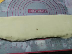 将面片对折，轻压一下，收口捏好