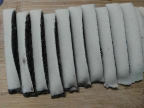 用刀切成1厘米左右的细长条