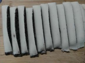 用刀切成1厘米左右的细长条