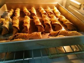 烤箱上下管190度预热五分钟 将酥条放入预热好的烤箱中层，上下管180度烤制15分钟左右，浅黄色出炉