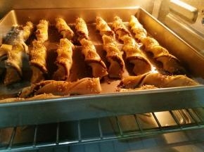 烤箱上下管190度预热五分钟 将酥条放入预热好的烤箱中层，上下管180度烤制15分钟左右，浅黄色出炉