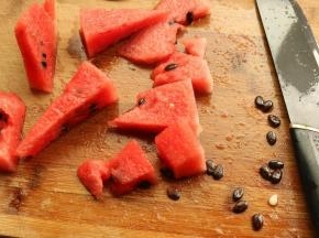 西瓜去皮去籽。