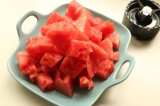 去皮去籽后的西瓜切小块。