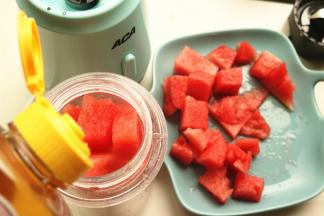 加入适量蜂蜜。