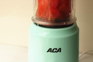 料理杯盖上刀头，旋紧，按照图示箭头对准空心标识，再旋紧到实心标识处。