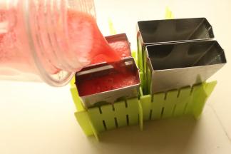 不过我们要做更冰爽的，搅拌好的西瓜汁倒入冰棍模子。