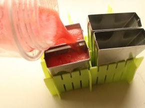 不过我们要做更冰爽的，搅拌好的西瓜汁倒入冰棍模子。