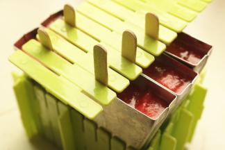 插上冰棍，用盖子固定，送入冷冻室冻三个小时以上，就可以了。