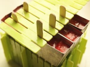 插上冰棍，用盖子固定，送入冷冻室冻三个小时以上，就可以了。