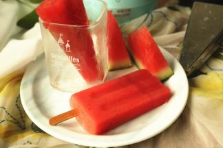 冻好的冰棍用冷水冲5秒钟即可脱模。