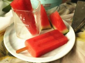 冻好的冰棍用冷水冲5秒钟即可脱模。