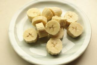 香蕉去皮，切成段。
