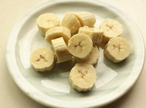 香蕉去皮，切成段。