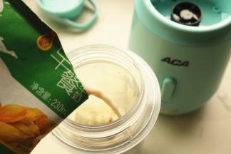 香蕉块加入料理杯里，加入早餐奶。