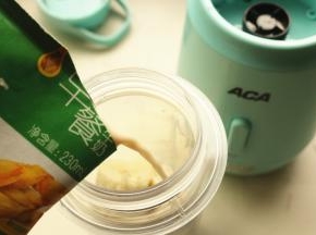 香蕉块加入料理杯里，加入早餐奶。