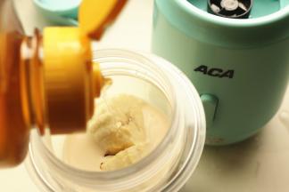 适量加入蜂蜜，如果香蕉的甜度足够，不加蜂蜜也是可以的。