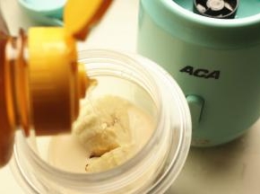 适量加入蜂蜜，如果香蕉的甜度足够，不加蜂蜜也是可以的。