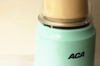 根据指示的位置，先放置杯子到料理机空心标志位置上，再旋紧到实心标示的位置。