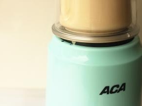 根据指示的位置，先放置杯子到料理机空心标志位置上，再旋紧到实心标示的位置。