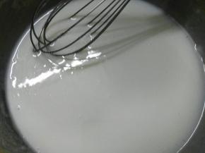 食用油与牛奶充分混合至看不到油粒