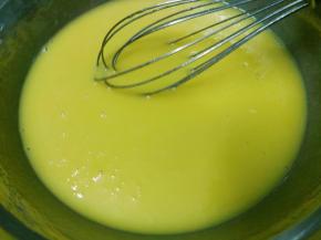 蛋黄和蛋清分离，逐个将蛋黄加入乳化好的牛奶液中，将蛋黄与乳化好的牛奶液混合均匀