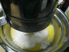 将低筋粉筛蛋黄液中用Z字手法将其拌匀，注意不能多拌，当心起筋