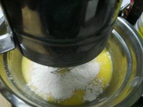 将低筋粉筛蛋黄液中用Z字手法将其拌匀，注意不能多拌，当心起筋