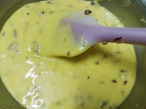 在蛋黄面糊中加入蔓月莓碎拌匀