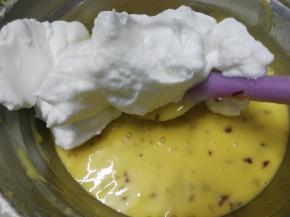 将三分之一的蛋白霜加入蛋黄糊中，用切拌、翻拌手法将其拌匀