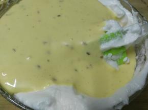 将拌好的面糊倒回三分之二的蛋白霜，用同样的手法将其拌匀