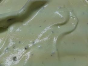 将拌好的面糊倒入模具、震模、消气泡