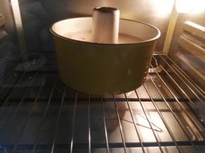 将盛有面糊的模具放入170度预热烤箱，165度、35分钟