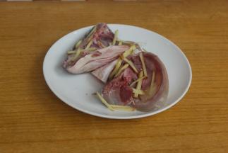 铺上姜丝，胡椒粉，料酒腌制半小时去腥味。