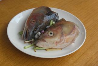 腌制好的鱼头翻译面，底下铺上姜葱段。