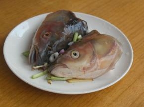 腌制好的鱼头翻译面，底下铺上姜葱段。