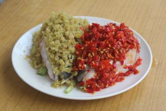 铺上一边各一种剁椒。