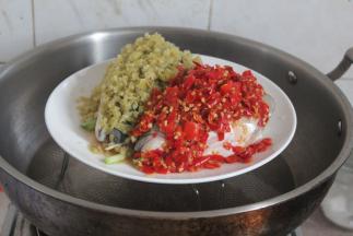 坐锅烧水至开，放入鱼头大火蒸10分钟。