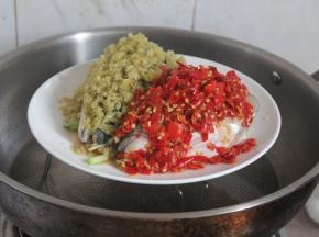 坐锅烧水至开，放入鱼头大火蒸10分钟。