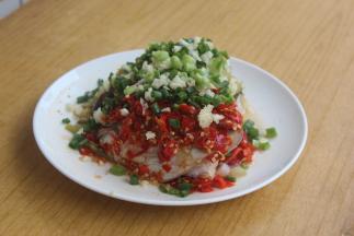 撒上葱和蒜米。