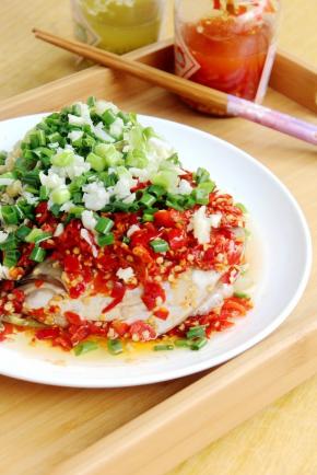 淋上冒烟的热油浇透即可。