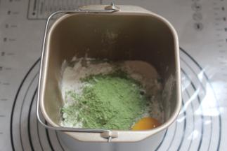 加入大麦青汁粉和鸡蛋，酵母粉。启动面包和面程序。