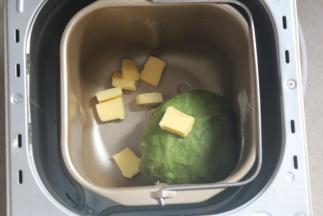 揉30分钟后加入软化的黄油。