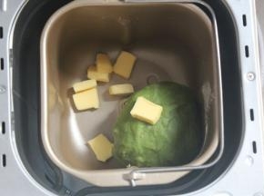 揉30分钟后加入软化的黄油。