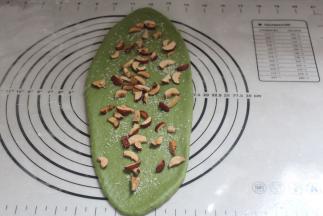 另外一份铺上红枣碎和椰丝。