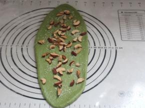 另外一份铺上红枣碎和椰丝。