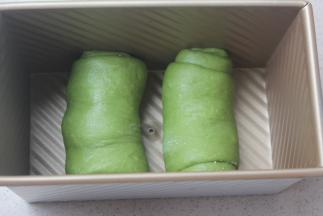 从下往上卷起。放入吐司模具盒。