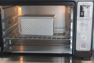 烤箱预热5分钟，上火180°，下火150°，烤40分钟。