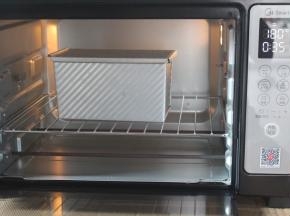 烤箱预热5分钟，上火180°，下火150°，烤40分钟。